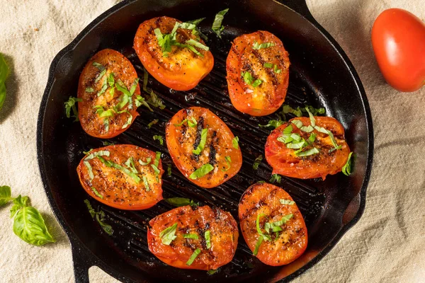 Organiczne Palone Czerwone Pomidory Appitizer Soli Bazylii — Zdjęcie stockowe