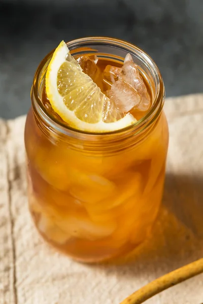 冷たい爽やかな南部の甘いお茶とレモン — ストック写真