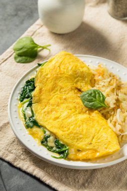 Peynirli ve patatesli ev yapımı ıspanaklı Floransa omleti.