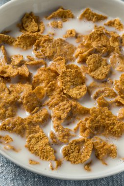 Ev yapımı sağlıklı mısır gevrekleri ve tam yağlı süt.