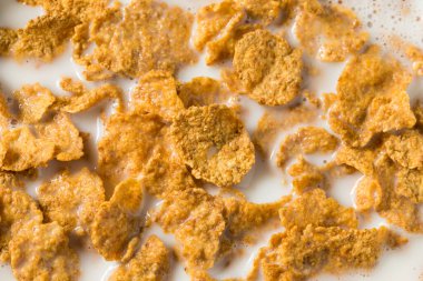 Ev yapımı sağlıklı mısır gevrekleri ve tam yağlı süt.