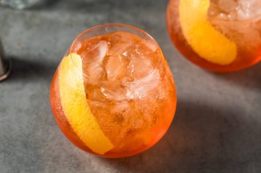 Prosecco ile Soğuk Taze Tekila Spritz Kokteyli