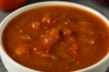 Ev yapımı kırmızı domates Meksika Salsa 'sı ve Cilantro