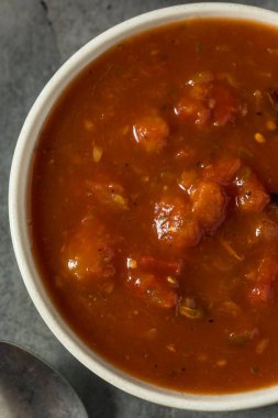 Ev yapımı kırmızı domates Meksika Salsa 'sı ve Cilantro