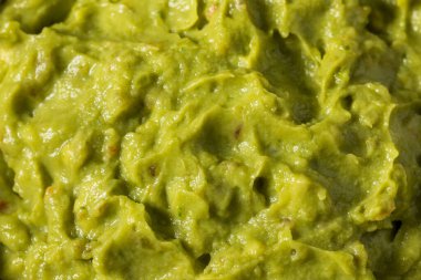 Ev yapımı organik Avokado Guacamole Dip ve Domates.