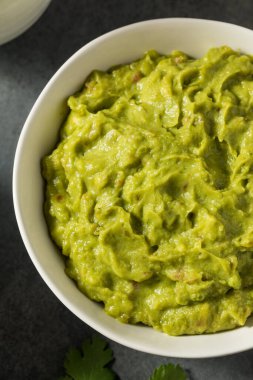 Ev yapımı organik Avokado Guacamole Dip ve Domates.