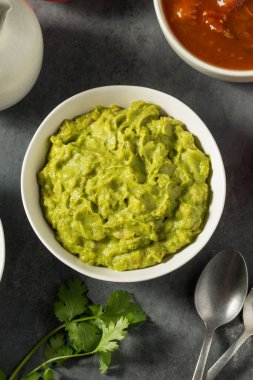 Ev yapımı organik Avokado Guacamole Dip ve Domates.
