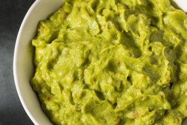 Ev yapımı organik Avokado Guacamole Dip ve Domates.