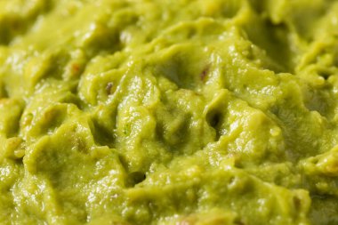 Ev yapımı organik Avokado Guacamole Dip ve Domates.