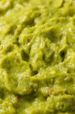Ev yapımı organik Avokado Guacamole Dip ve Domates.
