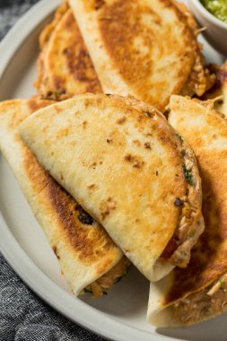 Salsa ve Guac ile ev yapımı Mini Tavuk Quesadillas.