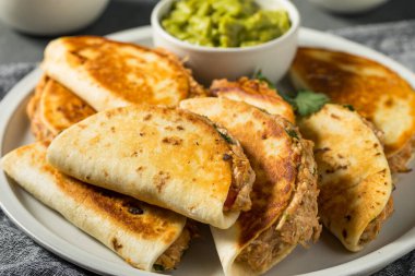 Salsa ve Guac ile ev yapımı Mini Tavuk Quesadillas.