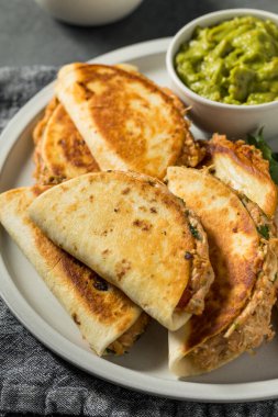Salsa ve Guac ile ev yapımı Mini Tavuk Quesadillas.