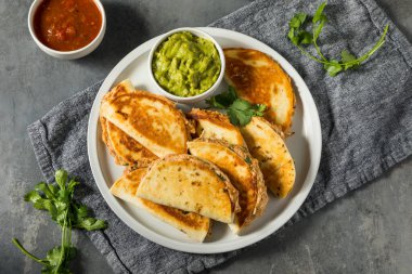 Salsa ve Guac ile ev yapımı Mini Tavuk Quesadillas.