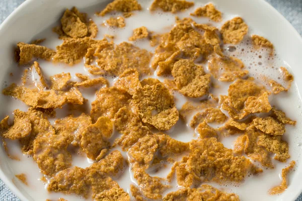 Hausgemachte Gesunde Cornflakes Mit Vollmilch — Stockfoto