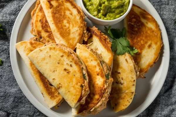 Salsa ve Guac ile ev yapımı Mini Tavuk Quesadillas.