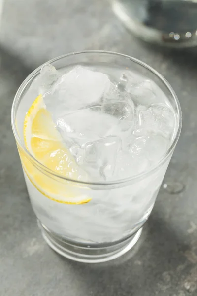 Acqua Fredda Rinfrescante Con Limone Bicchiere — Foto Stock