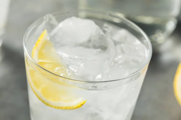 ガラスの中でレモンと冷たいさわやかな水 — ストック写真