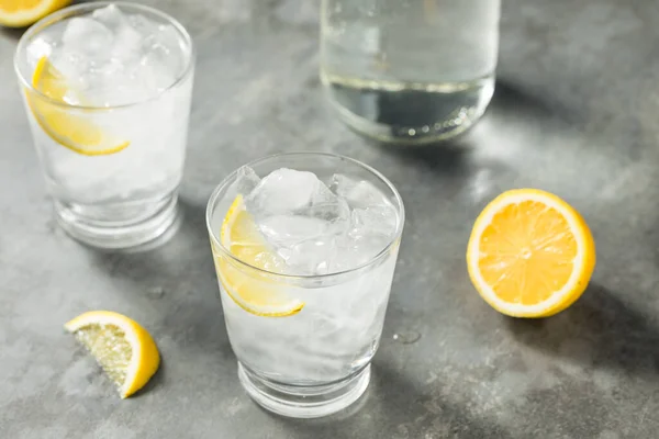 ガラスの中でレモンと冷たいさわやかな水 — ストック写真