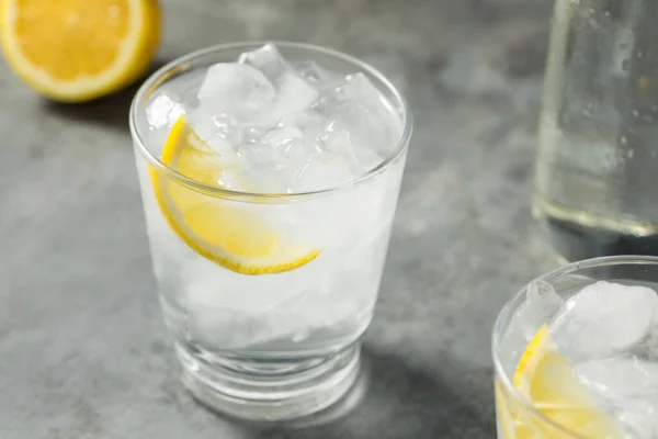 Холодна Відсвіжна Вода Лимоном Склянці — стокове фото