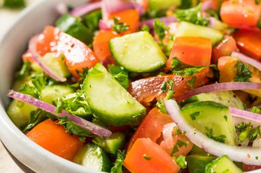 Ev yapımı salatalık. Domates ve soğanlı Akdeniz Salatası.