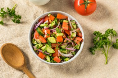 Ev yapımı salatalık. Domates ve soğanlı Akdeniz Salatası.