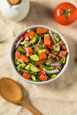 Ev yapımı salatalık. Domates ve soğanlı Akdeniz Salatası.