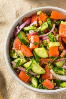 Ev yapımı salatalık. Domates ve soğanlı Akdeniz Salatası.