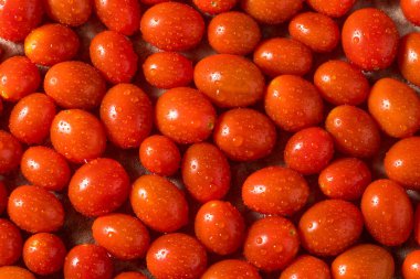 Kırmızı Çiğ Organik Kiraz Domatesleri Yemeye Hazır