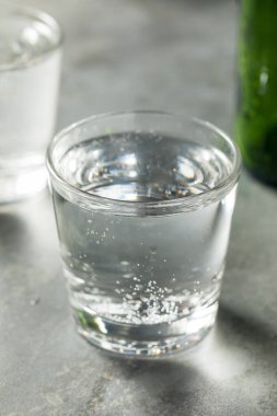 Soğuk, ferahlatıcı, maden suyu bardakta.