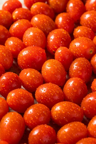 Czerwone Surowe Organiczne Pomidory Wiśniowe Gotowe Spożycia — Zdjęcie stockowe