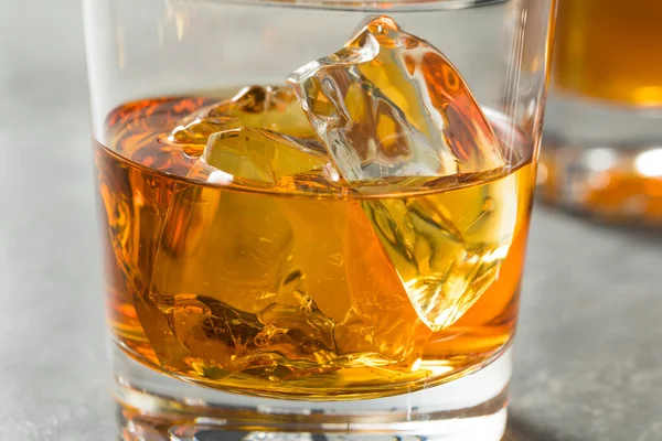Alkohol Orzeźwiający Whisky Bourbon Skałach Gotowy Picia — Zdjęcie stockowe