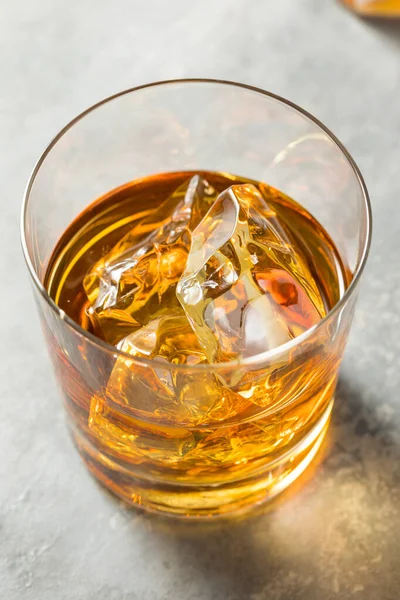 Boozy Refreshing Bourbon Whiskey Klippene Klar Til Drikke – stockfoto