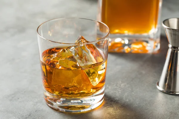 Alkohol Osvěžující Bourbon Whisky Skalách Připraven Pití — Stock fotografie