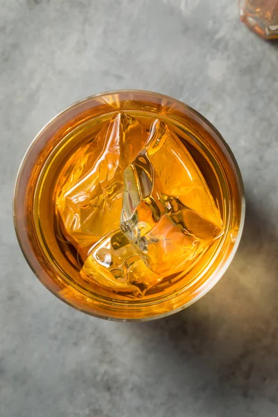 Sprut Forfriskende Bourbon Whisky Klipperne Klar Til Drikke - Stock-foto
