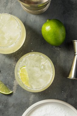 Limonlu ve tuzlu Mezcal Margarita