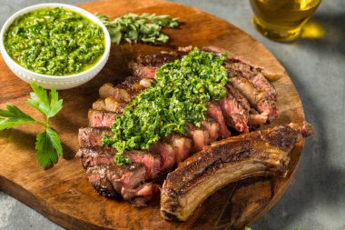 Ev yapımı Chimichurri sosu ve sarımsaklı biftek.