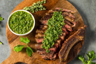 Ev yapımı Chimichurri sosu ve sarımsaklı biftek.