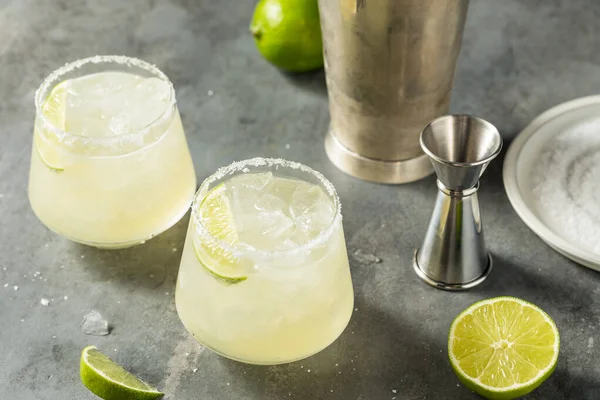 Boozy Uppfriskande Mezcal Margarita Med Lime Och Salt — Stockfoto