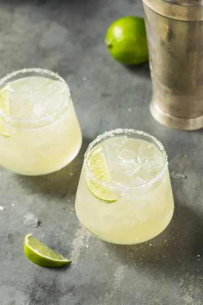 Boozy Menyegarkan Mezcal Margarita Dengan Lime Dan Garam — Stok Foto