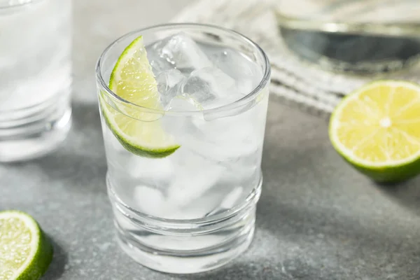 Água Fria Refrescante Com Limão Copo — Fotografia de Stock