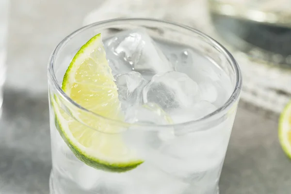 Água Fria Refrescante Com Limão Copo — Fotografia de Stock