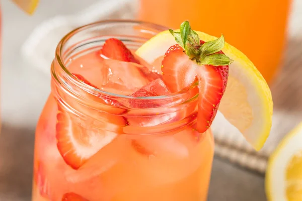 Cold Refreshing Strawberry Lemonade Ice Glass — Stok fotoğraf