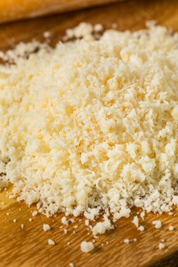 Yığında organik beyaz rendelenmiş parmesan peyniri