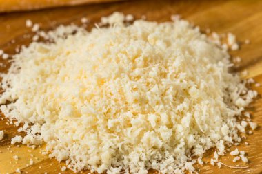 Yığında organik beyaz rendelenmiş parmesan peyniri