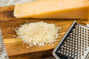 Yığında organik beyaz rendelenmiş parmesan peyniri
