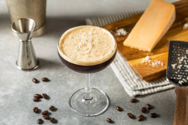 Parmesan peynirli Espresso Martini Votkalı Kokteyl