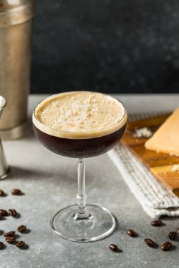 Parmesan peynirli Espresso Martini Votkalı Kokteyl