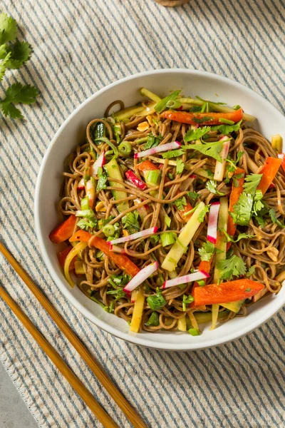 健康なオーガニックアジアのヌードルサラダと大豆と野菜 — ストック写真