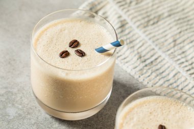 İçkili Donmuş Beyaz Rus Kokteyli Votka ile